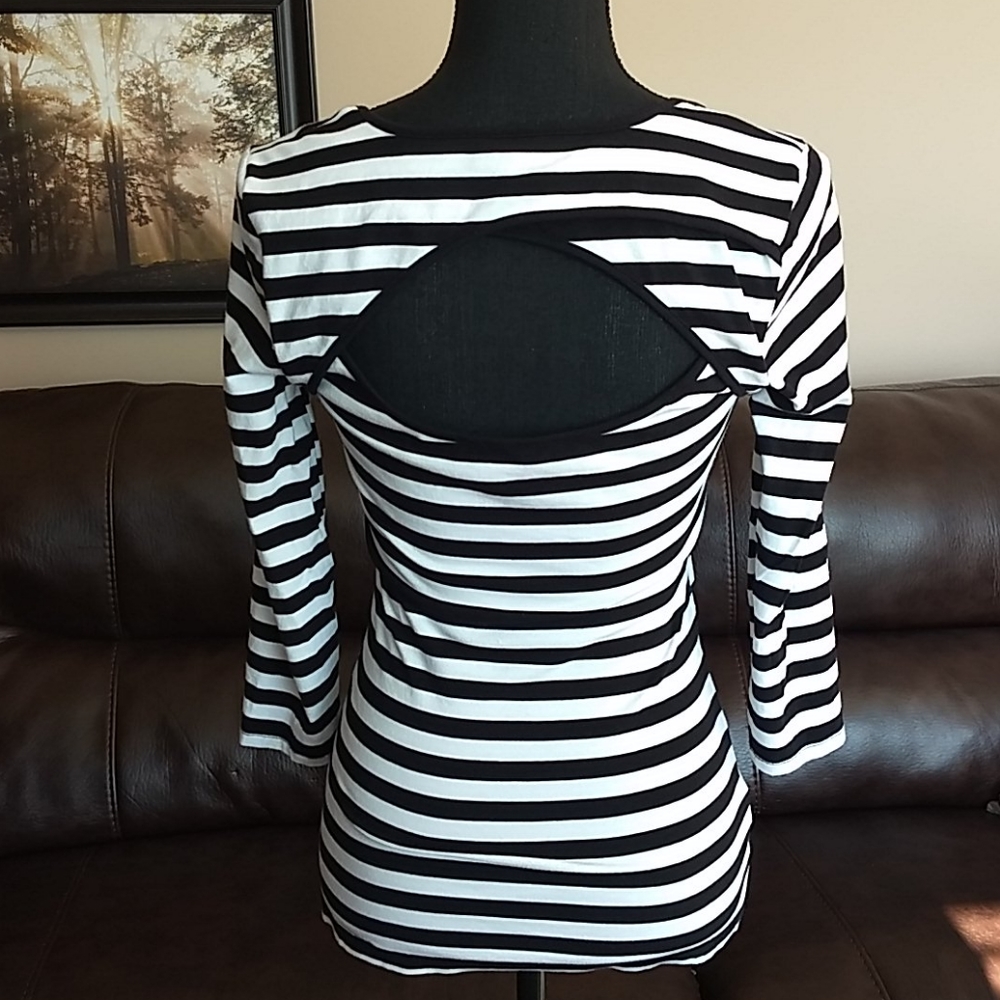 Guess Open Back Shirt‎ - Picture 6 of 9